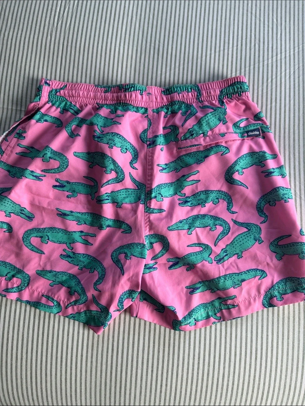 chubbies Men’s Medium Pink Swim Trunks with Green Alligator Print 5.5” inseam